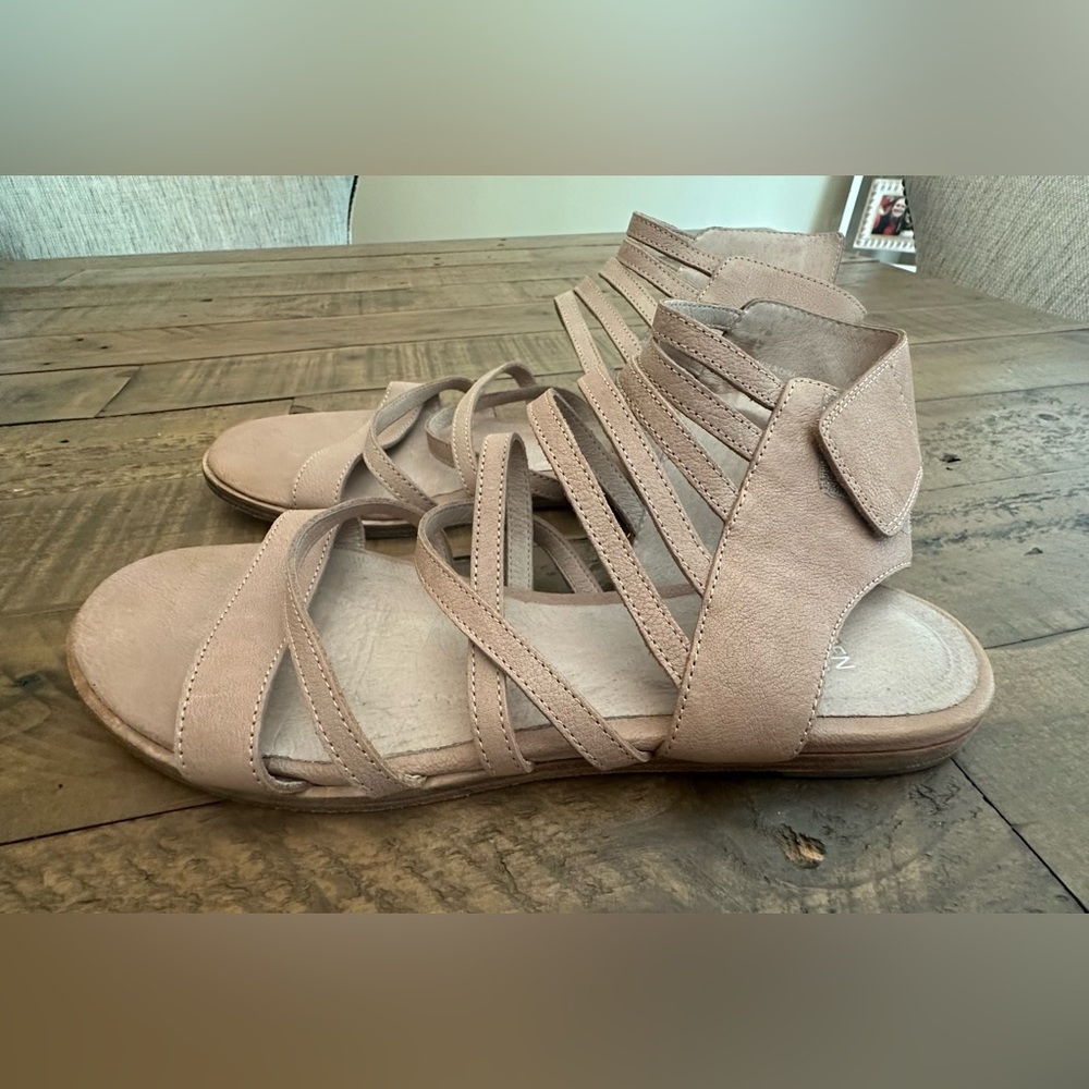 Eileen Fisher Strappy Sandal - Size 8.5